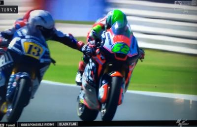 Moto2, clamorosa scorrettezza di Fenati su Manzi a Misano. Bandiera nera e due gare di stop