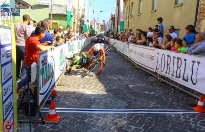 Granfondo dei Due Santuari del Fermano, incredibile volata Trivarelli-Zoppi fa il giro del web