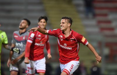 Perugia-Crotone 2-1, terzo successo consecutivo per gli umbri di Nesta. Simy fa e disfa