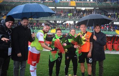 Serie B 13° turno: mazzo di fiori in segno di gentilezza contro la violenza sulle donne