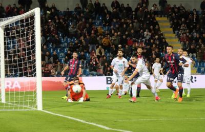 Crotone-Cosenza 0-1, Idda inguaia Oddo e regala la prima vittoria esterna a Braglia