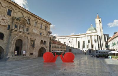 Ascoli Piceno, Zona Rossa e Cracking Art in centro storico per celebrare il Natale