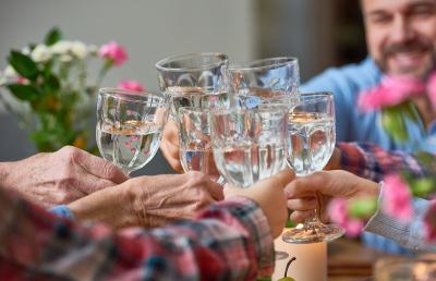 Preparatevi alle vacanze natalizie: iniziate a brindare, ma con l'acqua... 