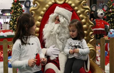 Carassai, bambini in festa per l'arrivo di Babbo Natale in centro storico