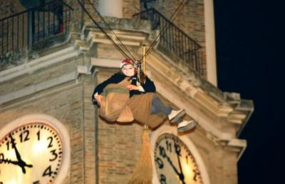 Grottammare,  la Compagnia dei Folli presente alla ''Discesa delle befane''