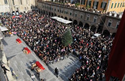 Ascoli Piceno, si rinnova l'appuntamento con la discesa delle Befane in Piazza del Popolo