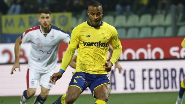 Modena-Cagliari 2-0, Diaw e Bonfanti infliggono il primo ko a Ranieri. Proteste rossoblù per il rosso a Rog