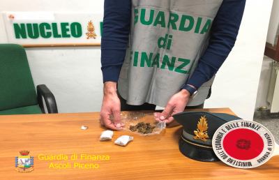 Guardia di Finanza, attività di prevenzione antidroga al ''Giardino Colucci'' di Ascoli