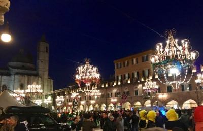 Carnevale Ascoli: modifiche illuminazione in piazza, fari colorati con tradizionali lampadari