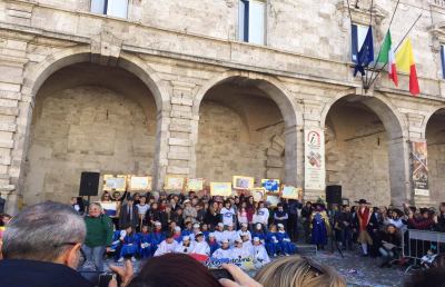 Carnevale di Ascoli Piceno 2019, grande apertura con le piazze invase dai gruppi scolastici
