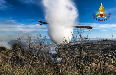 San Benedetto, due canadair Vigili del Fuoco in azione per spegnere incendio su Monte Aquilino