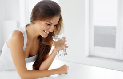 Gravidanza, menopausa, salute della pelle: l'acqua è una preziosa alleata delle donne