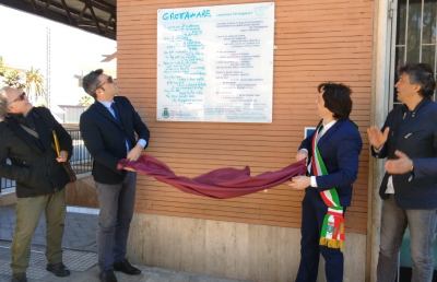 Grottammare, affissa alla stazione targa commemorativa per il secolo di vita di Ferlinghetti