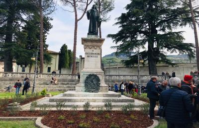 Ascoli Piceno, inaugurato monumento dedicato a Cecco d'Ascoli in Piazza Matteotti