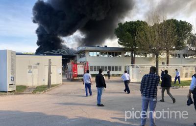 Ascoli Piceno, vasto incendio nello stabilimento della Finproject in zona industriale