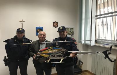 Ascoli, poliziotti riconsegnano elicottero radiocomandato dopo furto subito a Porta Maggiore