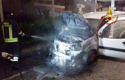 Ascoli Piceno, Vigili del Fuoco in azione per incendio a vettura in Via Erasmo Mari