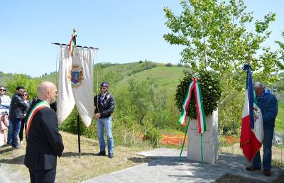 Offida, celebrazione ufficiale del 25 Aprile di fronte al Monumento ai Caduti