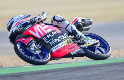 Moto3, spettacolare high-side per Fenati nelle libere a Le Mans. Piede sinistro gonfio