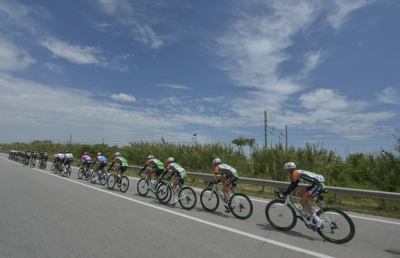 Ciclismo, tanta gente per il Giro d'Italia lungo la costa picena. Al traguardo anche Save the Children