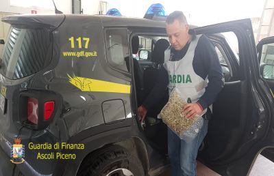 Operazione “Sottovuoto” Guardia di Finanza Ascoli, sequestrati 876 grammi di stupefacenti
