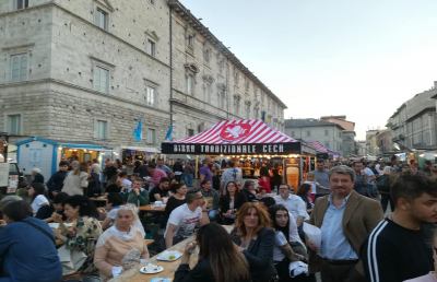 Ascoli Piceno, migliaia di persone in piazza per lo ''Street Food Festival''