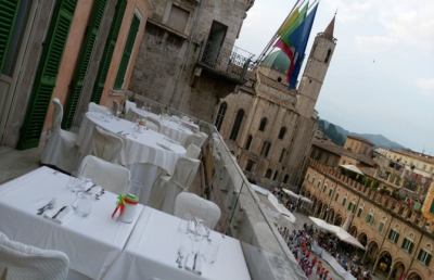 Ascoli Piceno, Ferragosto in Terrazza al Caffè Meletti con intrattenimento ''shakespeariano''