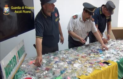 Guardia Finanza Ascoli: operazione “Safe jewelery 2”, sequestrati 220mila articoli non sicuri