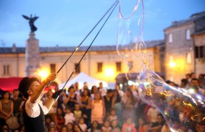 Ripatransone, grande successo per il ''Bubble Street Festival''
