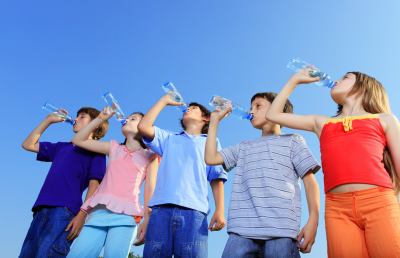 Caldo, attenzione ai più piccoli. Ecco i consigli per farli bere di più