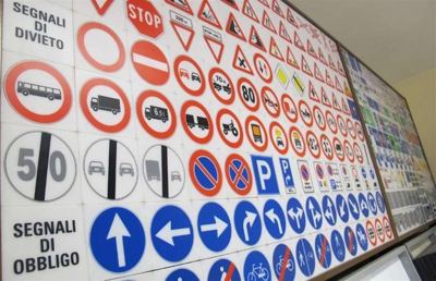 Polizia Stradale Ascoli, denunciato 32enne che voleva truccare esame per patente di guida