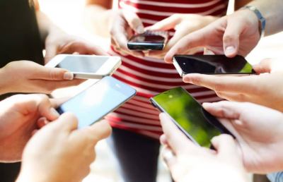 Allarme telefonini: 9 single italiani su 10 con l'ossessione per lo smartphone