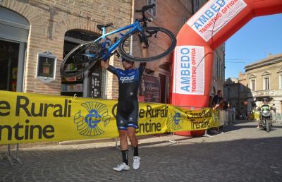 Ciclismo Juniores, Verre conquista in solitaria Petritoli e il Trofeo Balacco Paponi