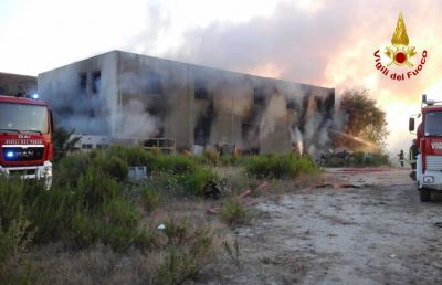 Ascoli Piceno, intervento dei Vigili del Fuoco per incendio in grosso fienile a Campolungo