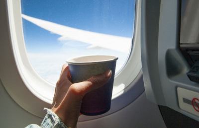  Studio americano: “Non bere caffè o tè e non lavarti mai le mani a bordo degli aerei”