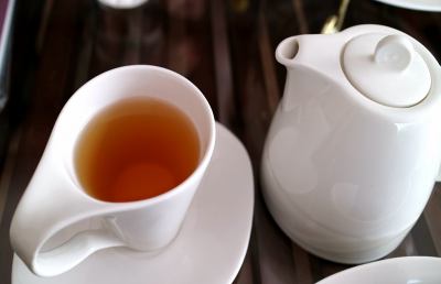 Bere una tazza di tè ogni giorno fa bene al cervello. A dirlo gli scienziati inglesi