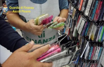 Ascoli Piceno, blitz della Finanza. Sequestrate 2600 ''cover'' per telefoni cellulari