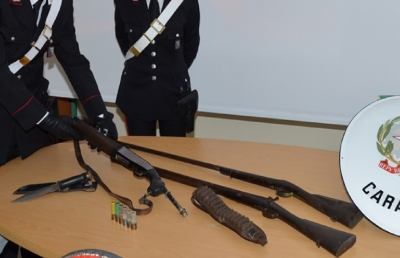 Ascoli Piceno, arrestato 57enne con un’arma clandestina e modificata in auto