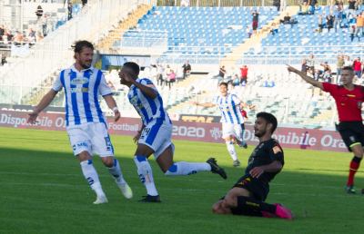 Serie B 9° turno: tracollo Benevento a Pescara, il Crotone ne approfitta. Una coppia in vetta
