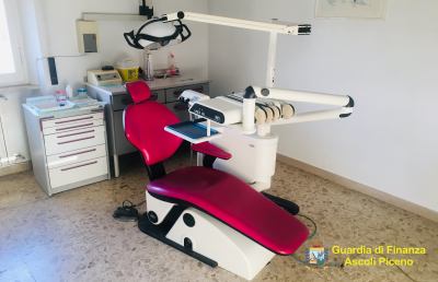 Finanza Ascoli Piceno: scoperto “studio fantasma” di falsi dentisti, tre denunciati