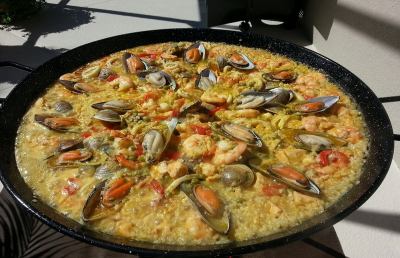 Il piatto perfetto da mangiare in compagnia: ricetta, curiosità e consigli per cucinare la paella