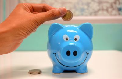Risparmiare senza stress: i consigli da seguire, dalle piccole abitudini alla sharing economy