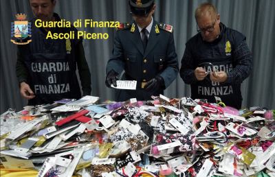 “Operazione Shanghai” Finanza Ascoli, sequestrati 14700 articoli e denunciato imprenditore