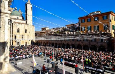 Ascoli Piceno, successo per evento “Scendono le Befane”. Fioravanti: “Bellissimo vedere città così viva”