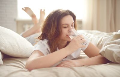 Meno 2 ore di sonno a notte: ecco quanto ci costa non bere abbastanza acqua