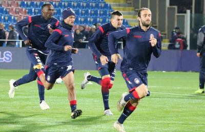 Crotone-Pescara 4-1, terzo ko di fila per il Delfino in vista dell'Ascoli. Squali al quarto posto