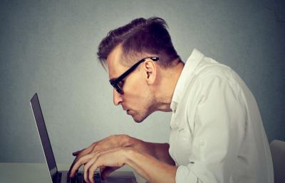 Coronavirus, in tanti lavorano da casa con lo smart working. Come evitare il mal di schiena