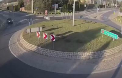 Polonia, spettacolare incidente. Uomo ubriaco decolla dalla rotonda a 150 chilometri orari
