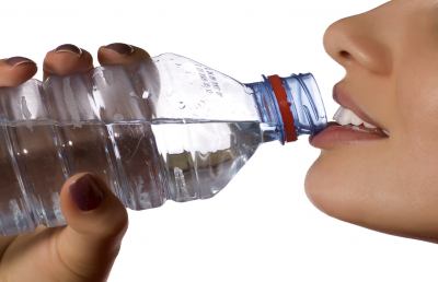 Acqua e bambini, bere aiuta a mantenere la mente ''elastica''