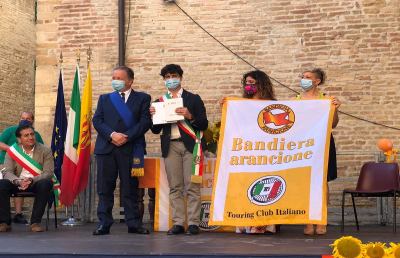 Ripatransone, ricevuta la bandiera arancione del Touring Club Italiano 